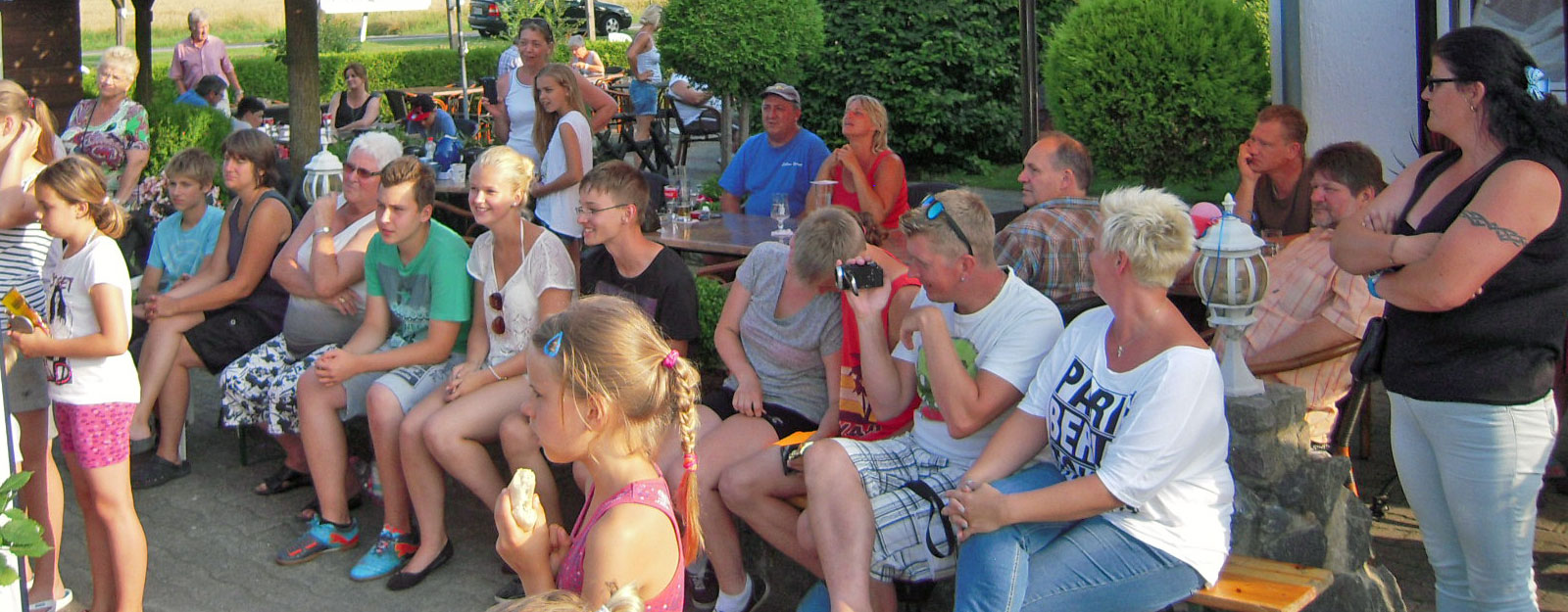Gäste im Biergarten des Bistro KranenCamp